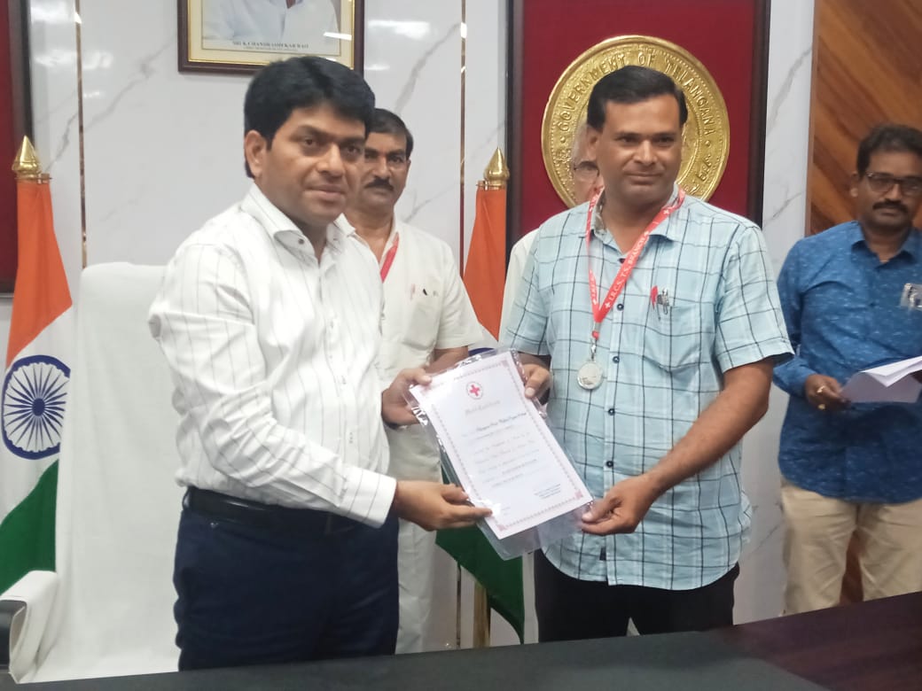 RECCIVING APPRECIATION CERTIFICATE AND SILVER MEDAL FROM HONOURABLE MAGISTRATE Sri RAVI( MBNR)